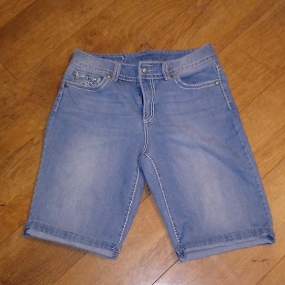 A Code Bleu Bermuda jean shorts - Picture 1 of 8